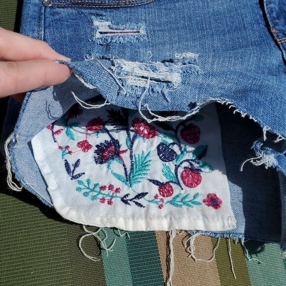 Harper Sz 28 Embroidered Floral Pockets Distressed Ripped Denim Shorts Stretch - Picture 3 of 6